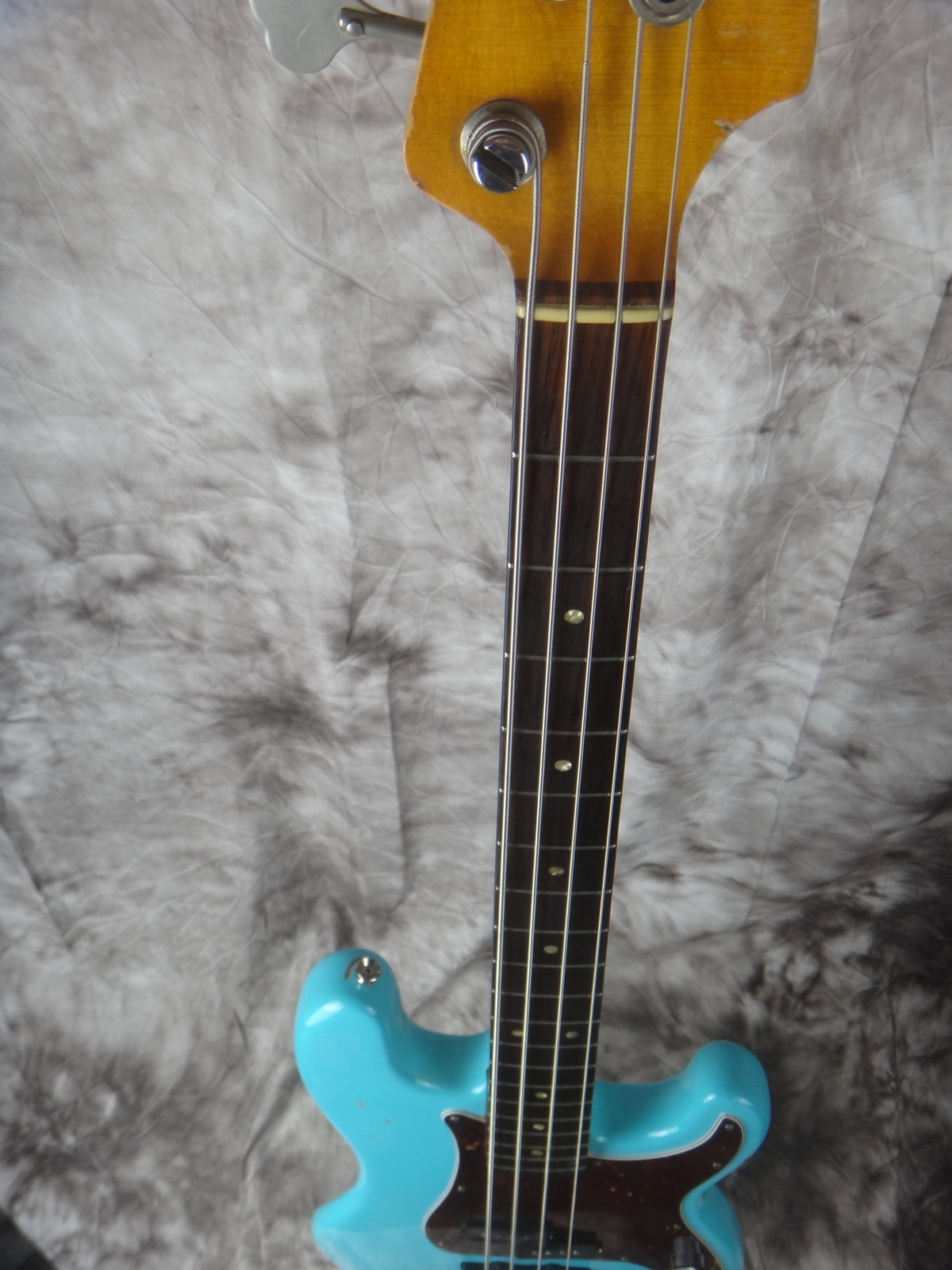 Fender-Precision-Bass_Refinished-blue_1965-008.JPG