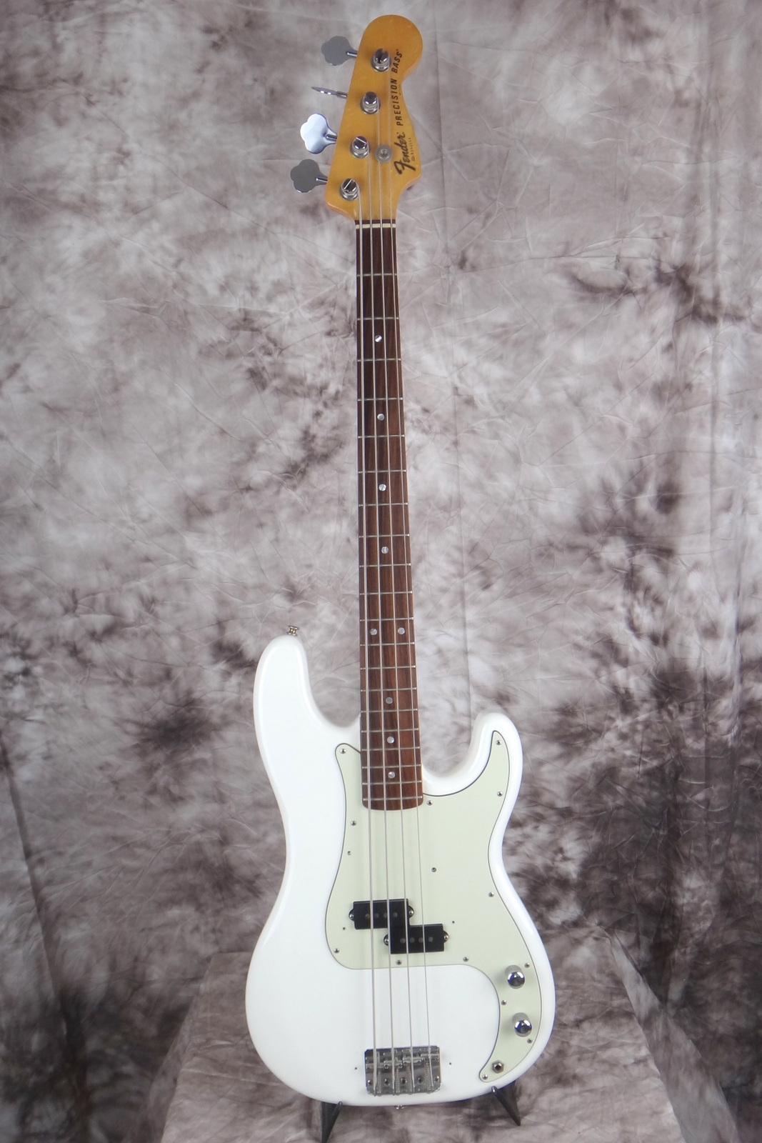 Fender-Precision-Bass_1978_white-refinish-001.JPG