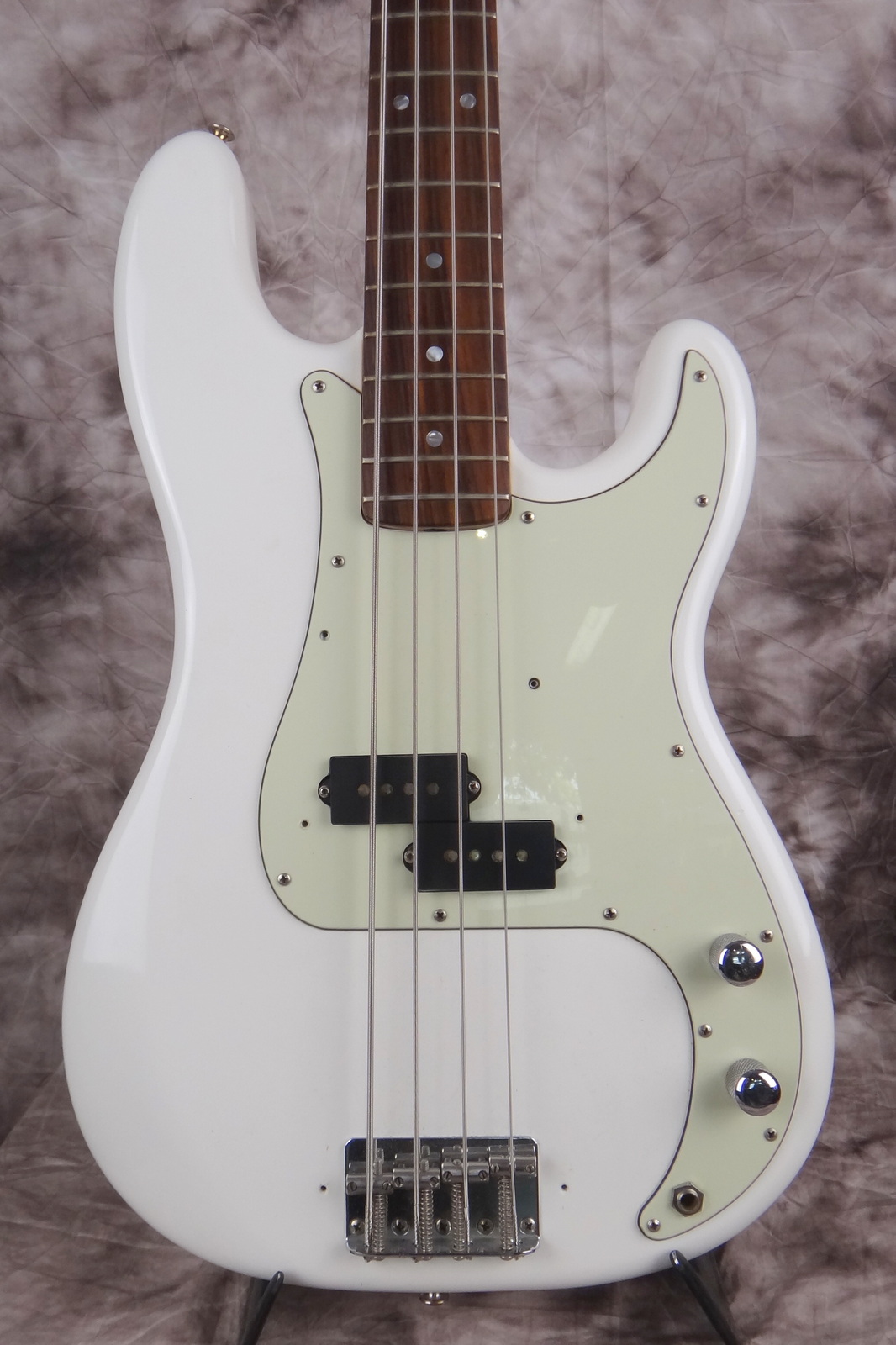 Fender-Precision-Bass_1978_white-refinish-002.JPG