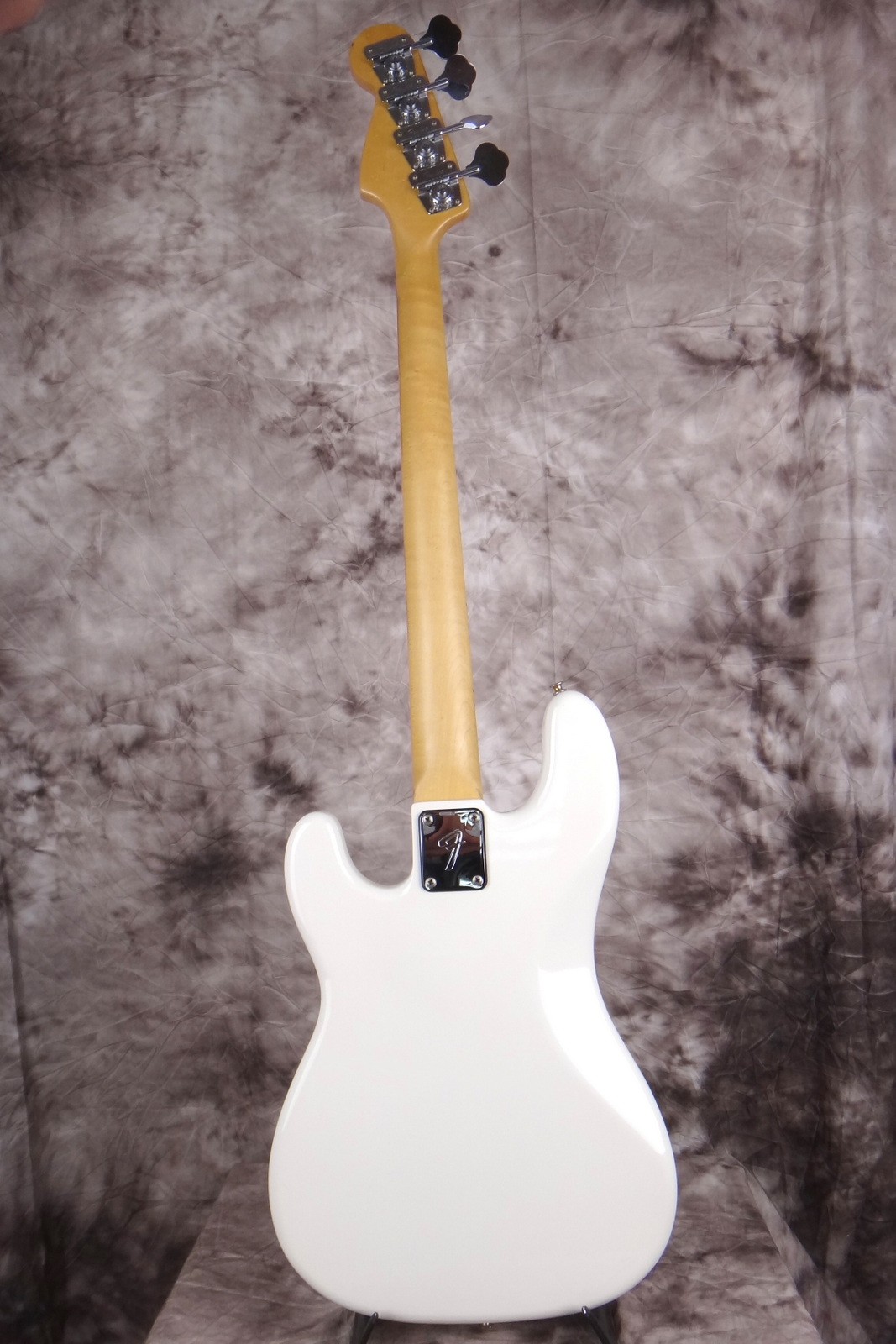 Fender-Precision-Bass_1978_white-refinish-004.JPG