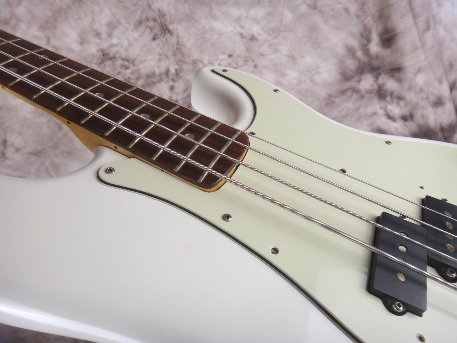 Fender-Precision-Bass_1978_white-refinish-009.JPG