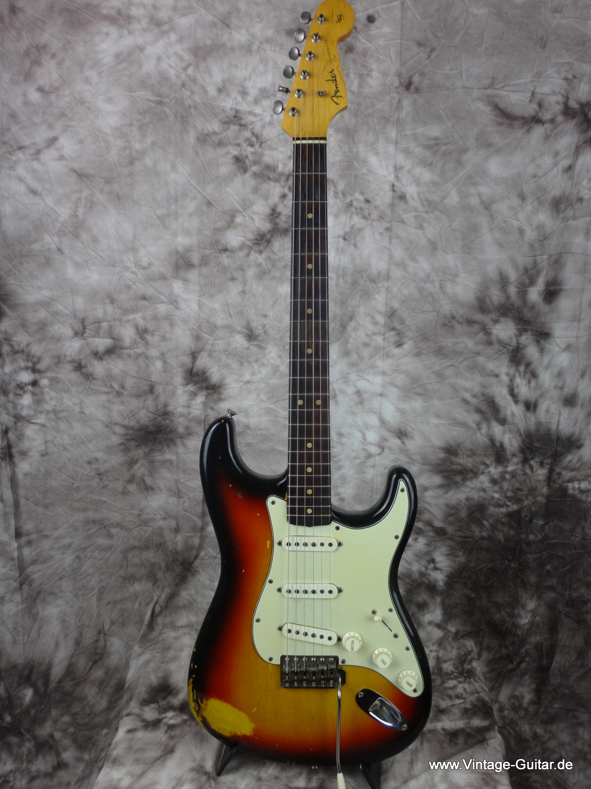 Stratocaster-Fender_1963-sunburst-case-hagstrom_greenguard_spaghetti_