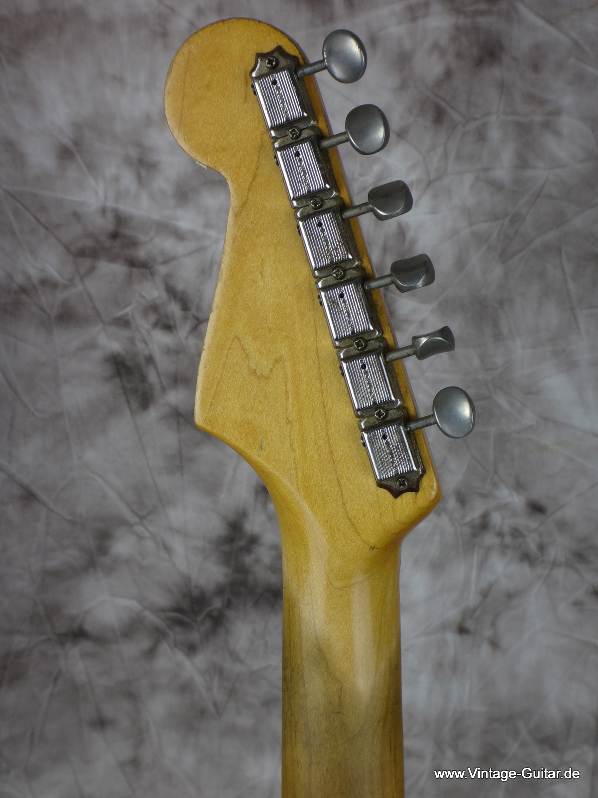 Stratocaster-Fender_1963-sunburst-case-hagstrom_greenguard_spaghetti_logo_002-005.jpg