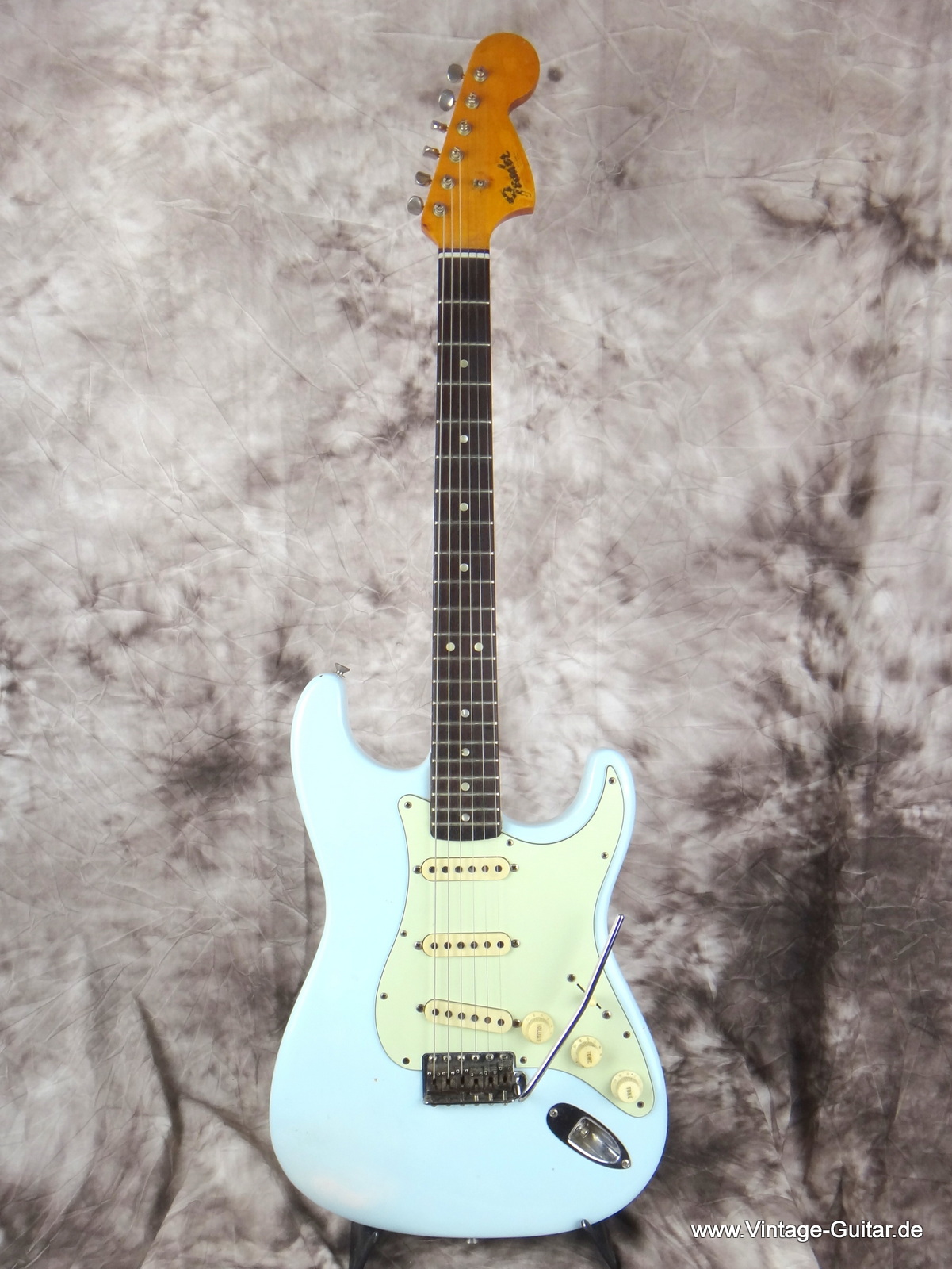 Fender_Stratocaster_1967-refinished-sonic-blue-001.JPG