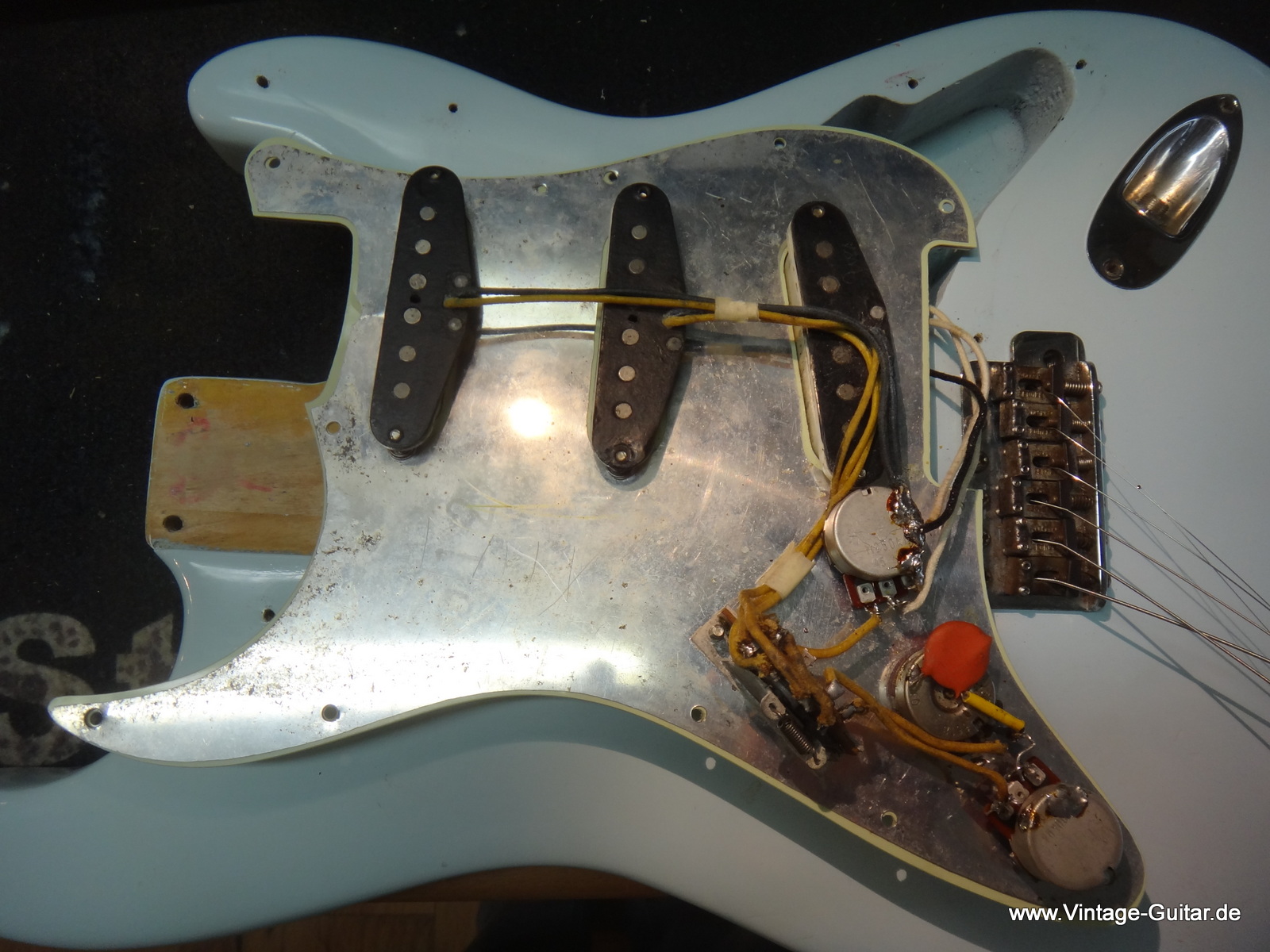 G-Fender-Stratocaster-1966-sonic-blue-001.JPG