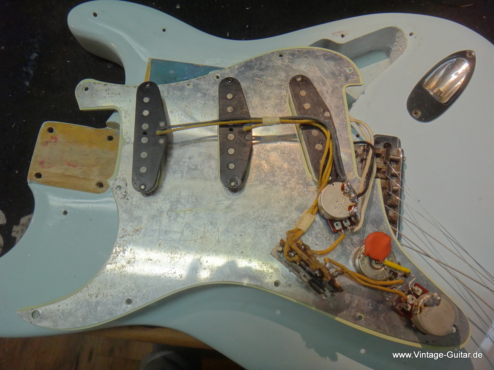 G-Fender-Stratocaster-1966-sonic-blue-003.JPG
