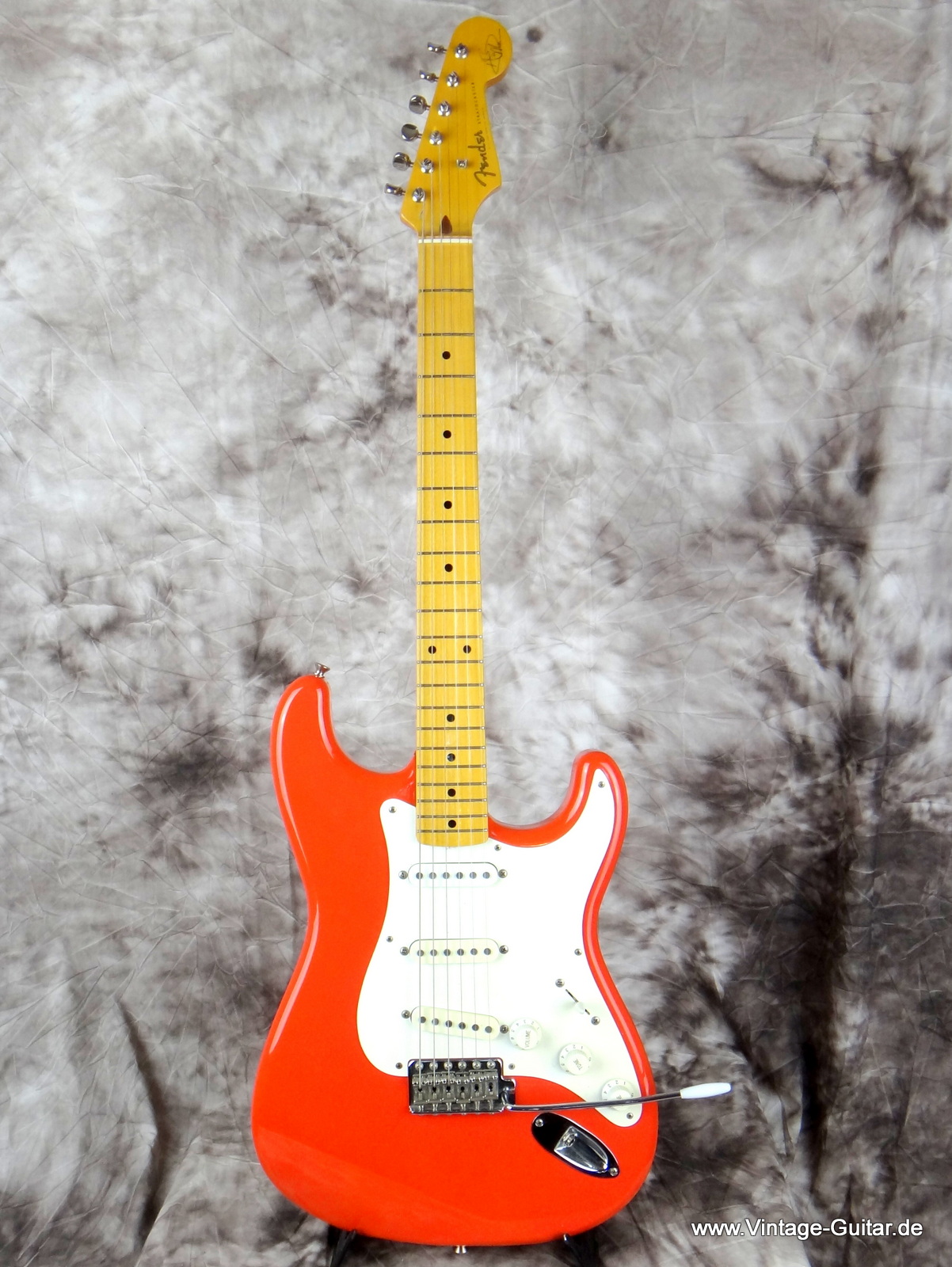 Fender-Stratocaster-Hank-Marvin-Japan-made-1995-fiesta-red-001.JPG