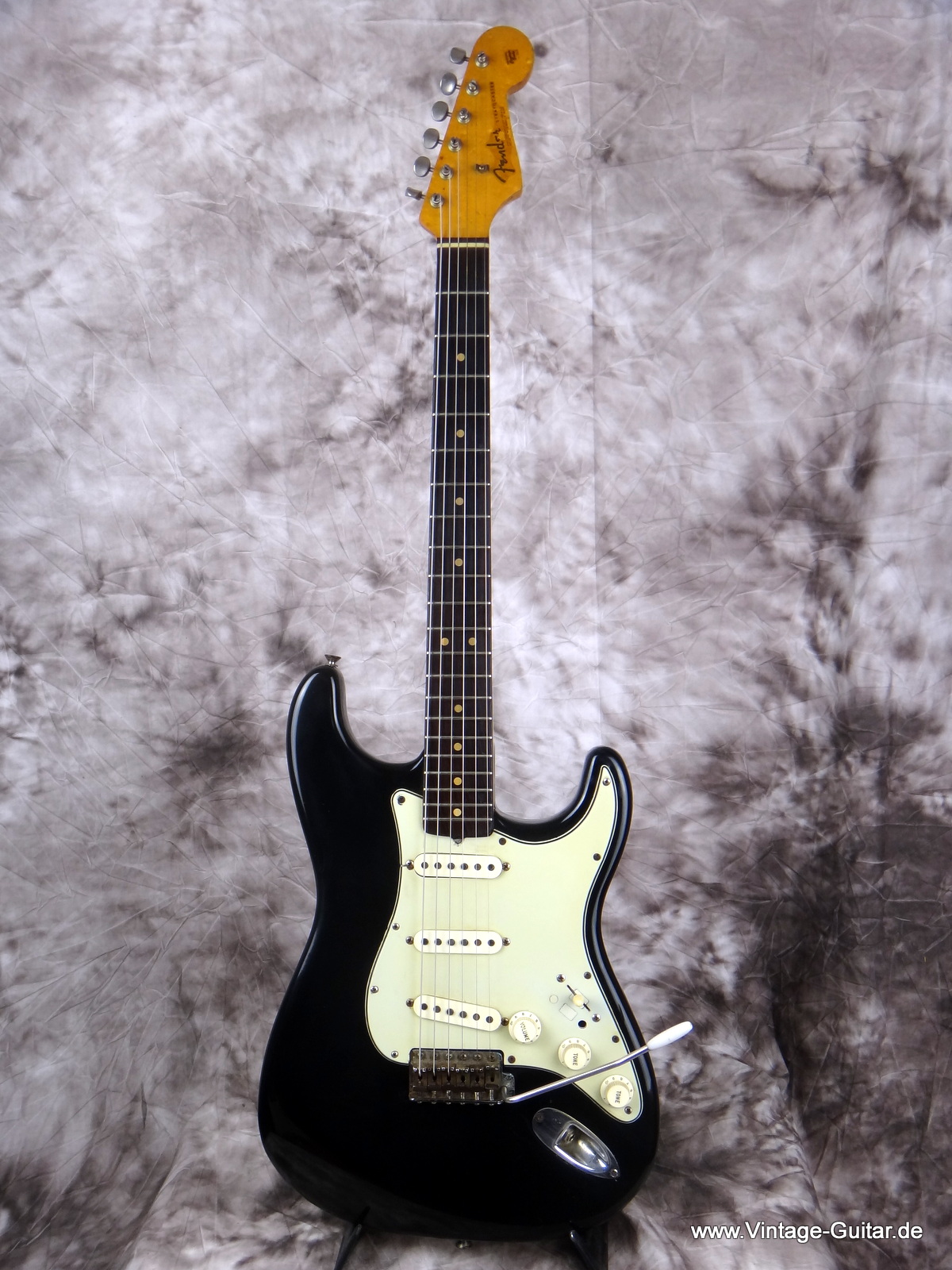 Fender_Stratocaster-black_refinish-1964-001.JPG