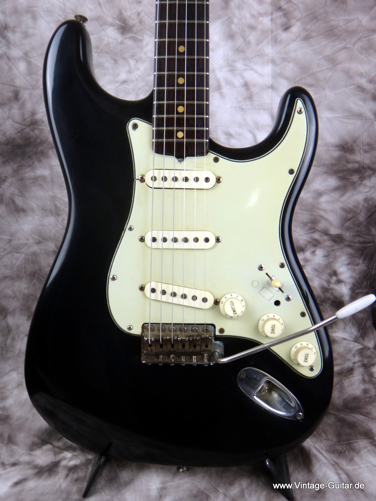 Fender_Stratocaster-black_refinish-1964-002.JPG