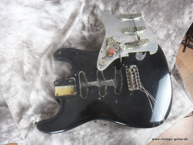 Strat-64-black-inside-027.JPG