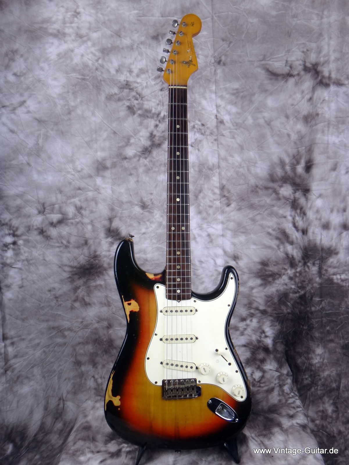 Fender_Stratocaster-1965_sunburst-refinished-001.JPG