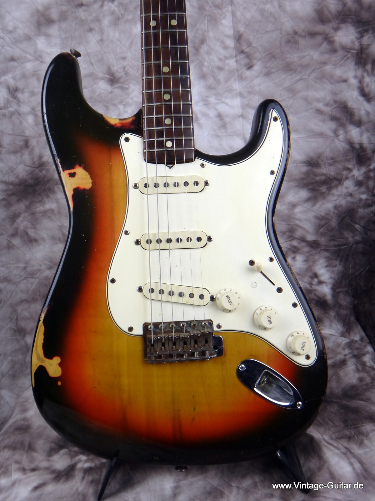 Fender_Stratocaster-1965_sunburst-refinished-002.JPG