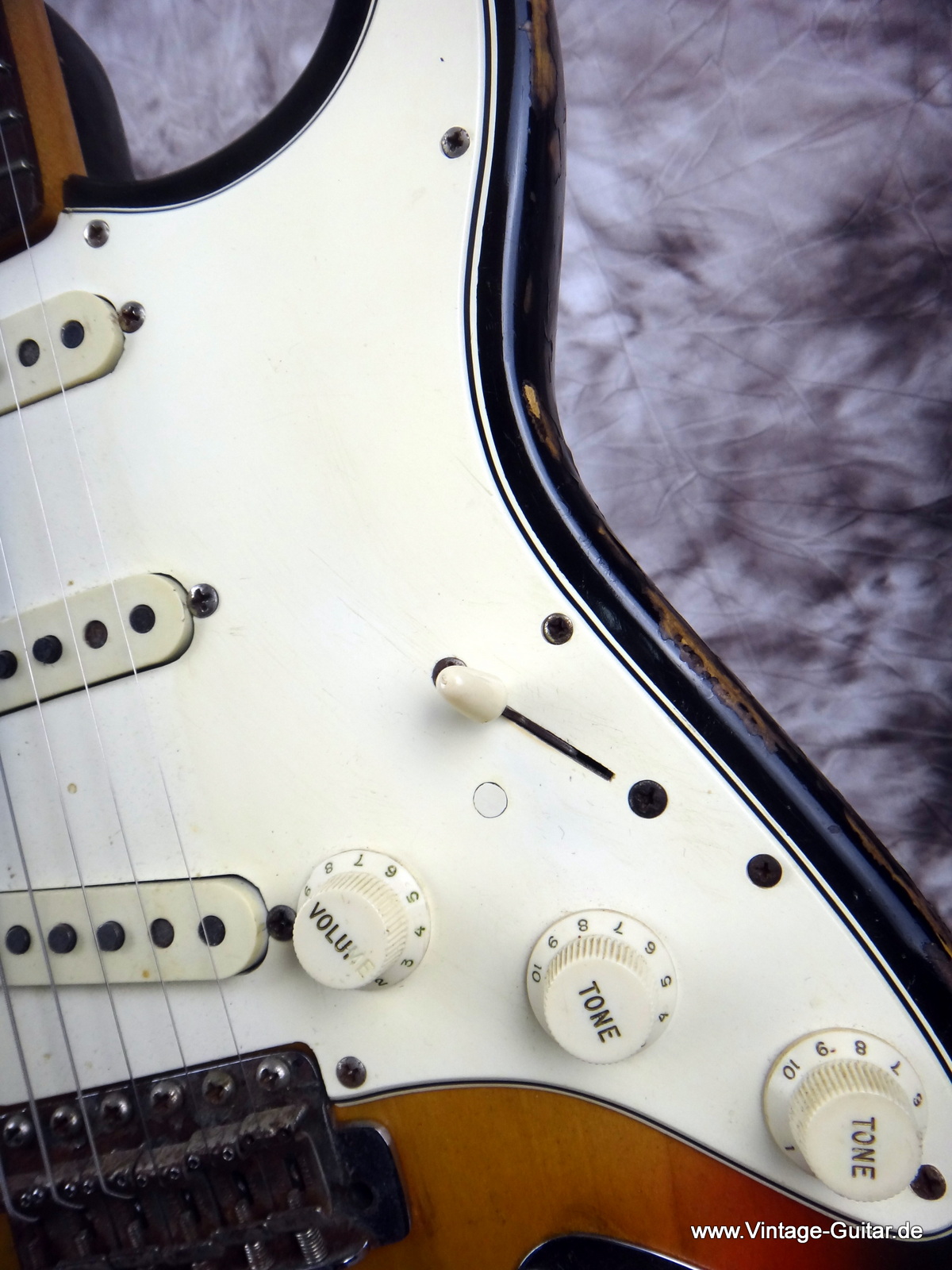 Fender_Stratocaster-1965_sunburst-refinished-007.JPG