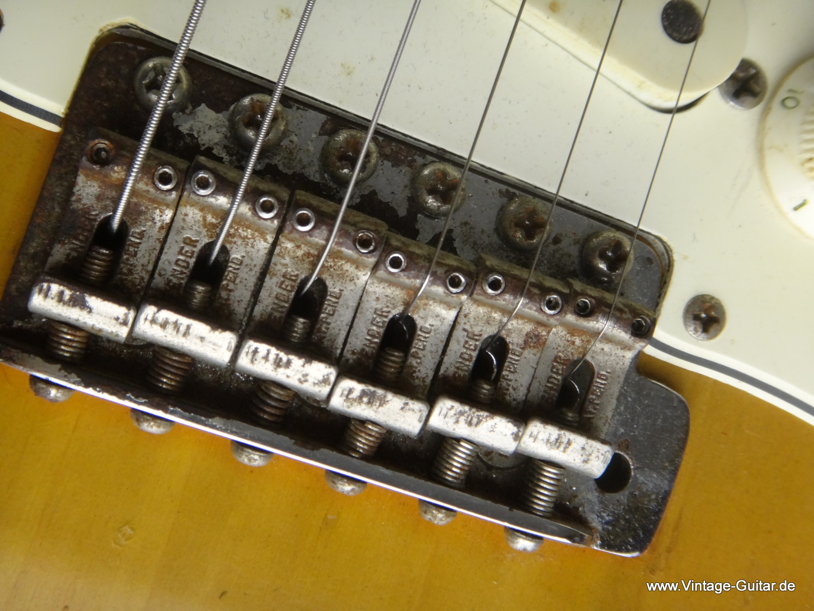 Fender_Stratocaster-1965_sunburst-refinished-009.JPG
