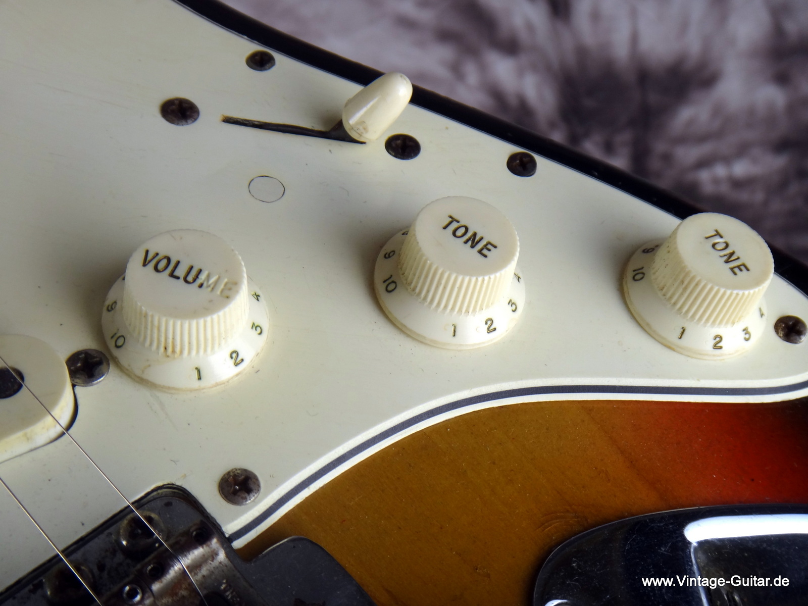 Fender_Stratocaster-1965_sunburst-refinished-010.JPG