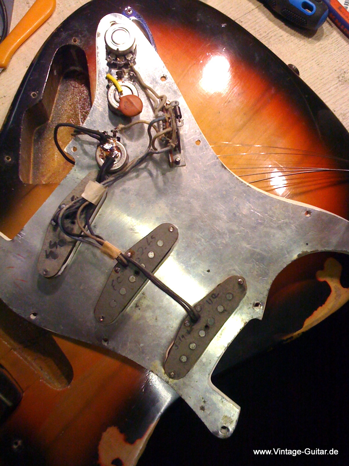 Fender_Stratocaster-1965_sunburst-refinished-011.JPG