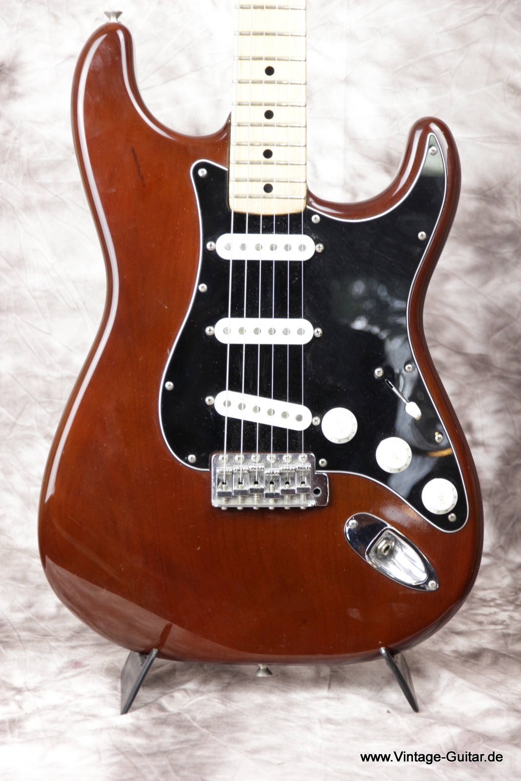 Fender-Startocaster-mocca-mocha-1976-black-white-003.JPG