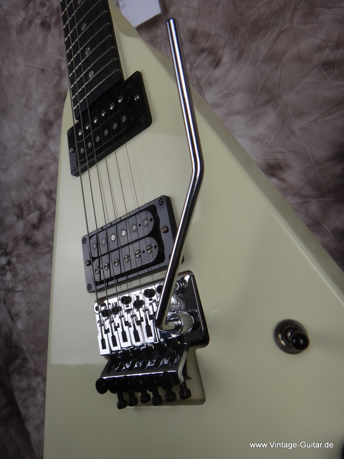 Gibson-Flying-V-white-Floyd-Rose-033.JPG