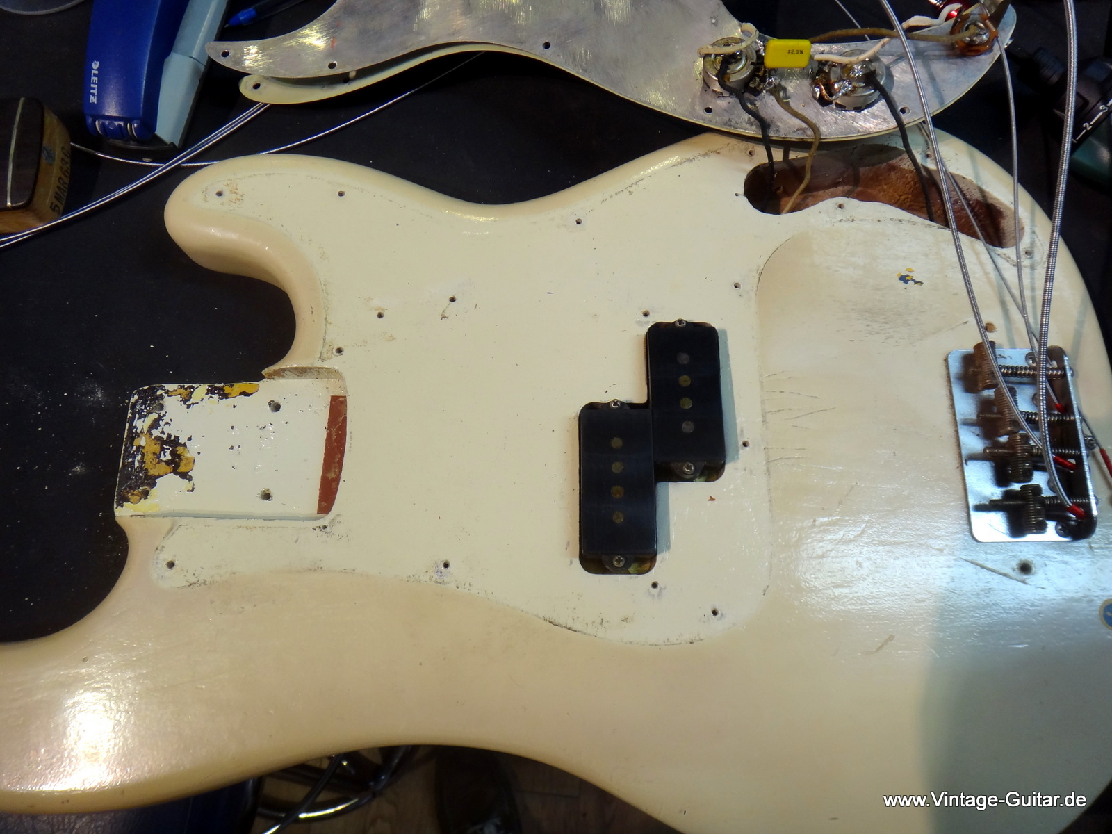 Fender-Precision_Bass_1963-Refinish-white-013.JPG