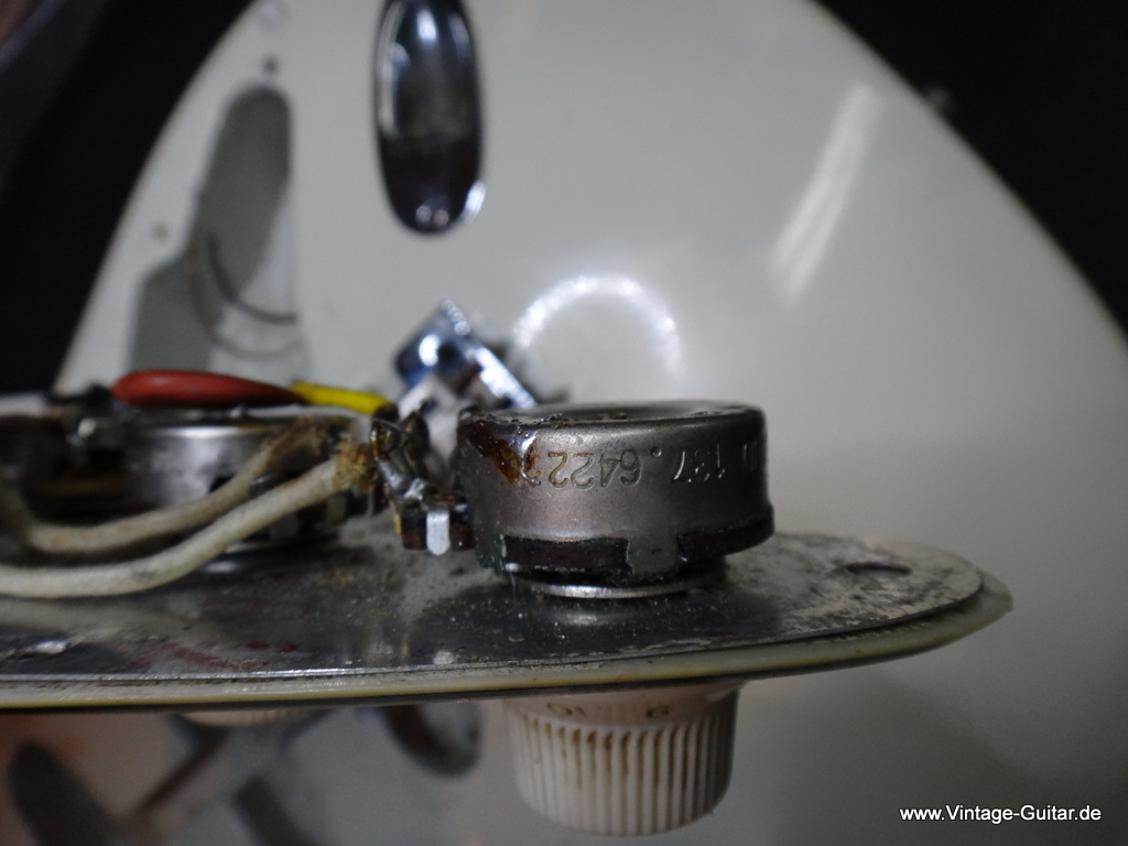 img/vintage/1790/Fender_Straocaster_1964_Olympic_White_Refinsih-015.JPG