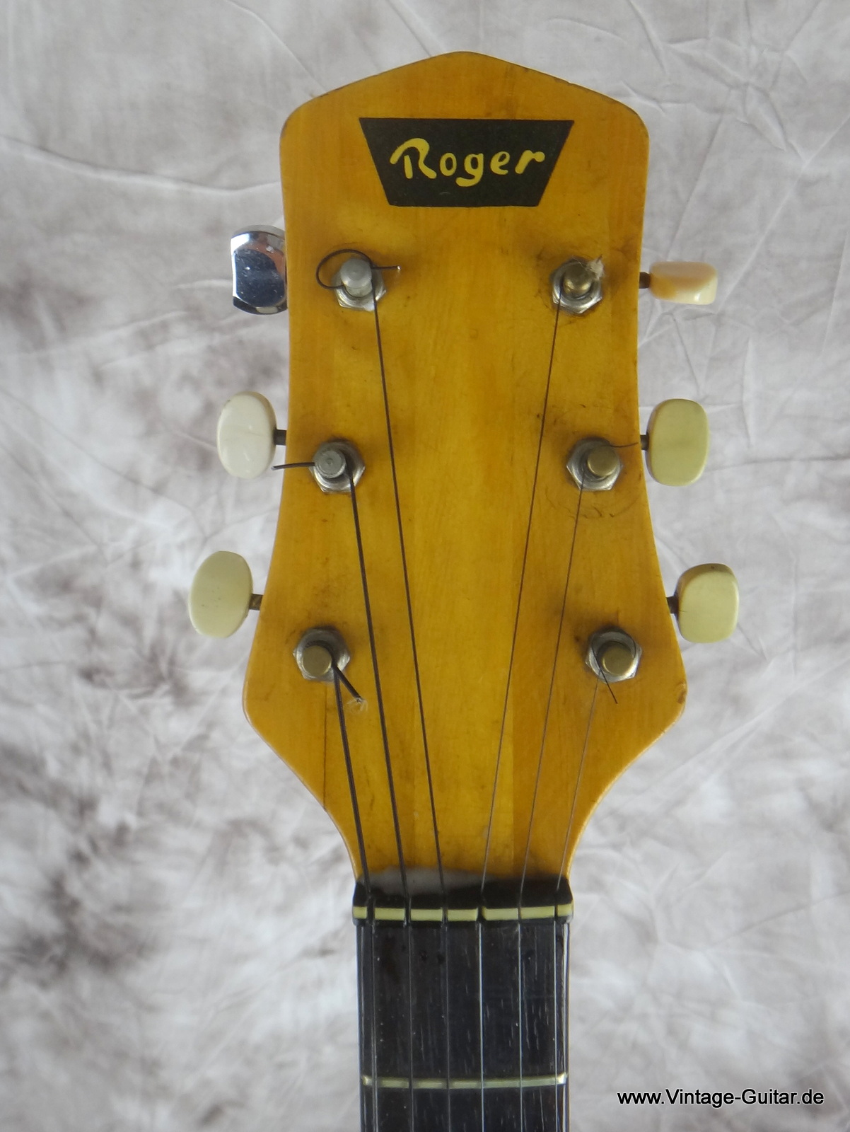 Roger-Junior-1952-Berlin-Guitar-015.JPG