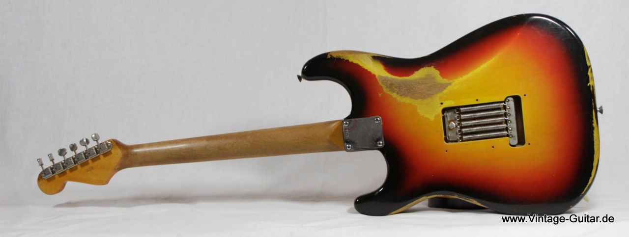 Fender_Stratocaster-sunburst_1965-CBS-003.jpg
