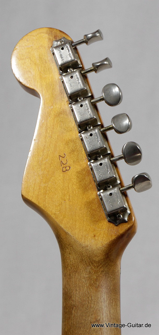 Fender_Stratocaster-sunburst_1965-CBS-006.jpg