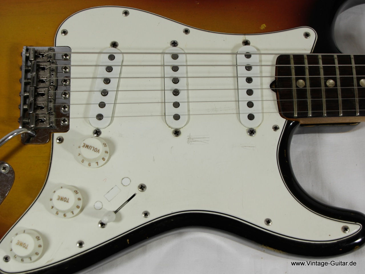 Fender_Stratocaster-sunburst_1965-CBS-008.jpg