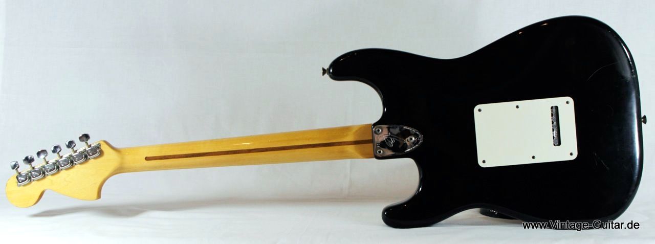 Stratocaster-Fender_1974_1975-black-002.jpg