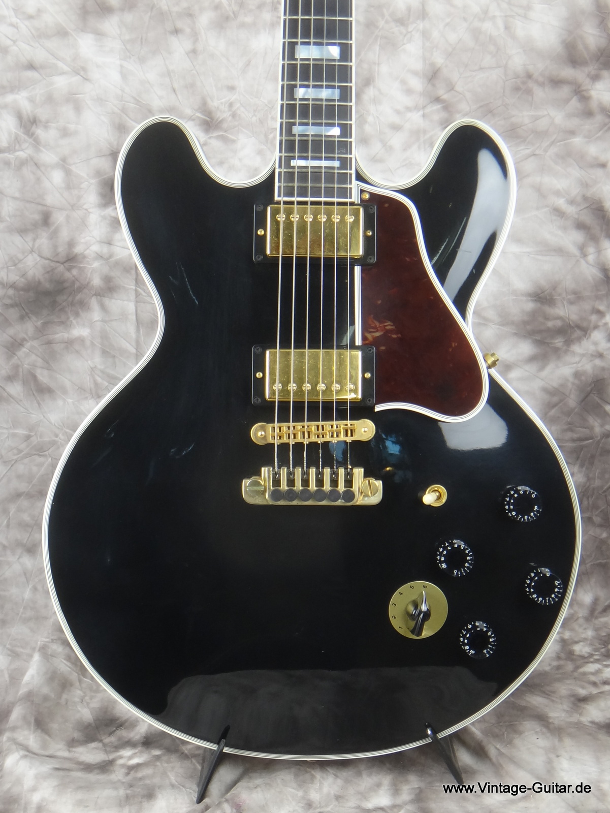 Gibson_Lucille-B-B-King-ES-355-black-002.JPG