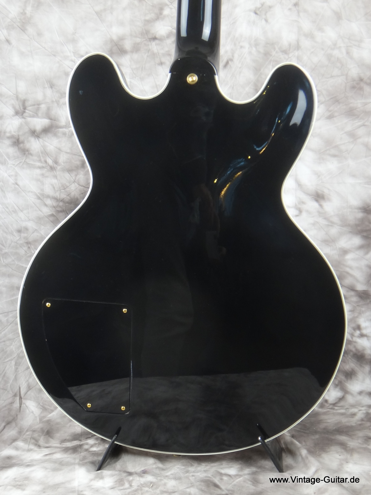 Gibson_Lucille-B-B-King-ES-355-black-004.JPG