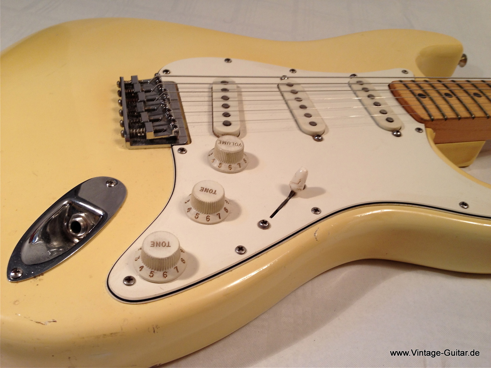 White stratocaster. Fender Stratocaster белый. Stratocaster Olympic White Hardtail. Fender Stratocaster желтая. Vintage Stratocaster Hardtail.