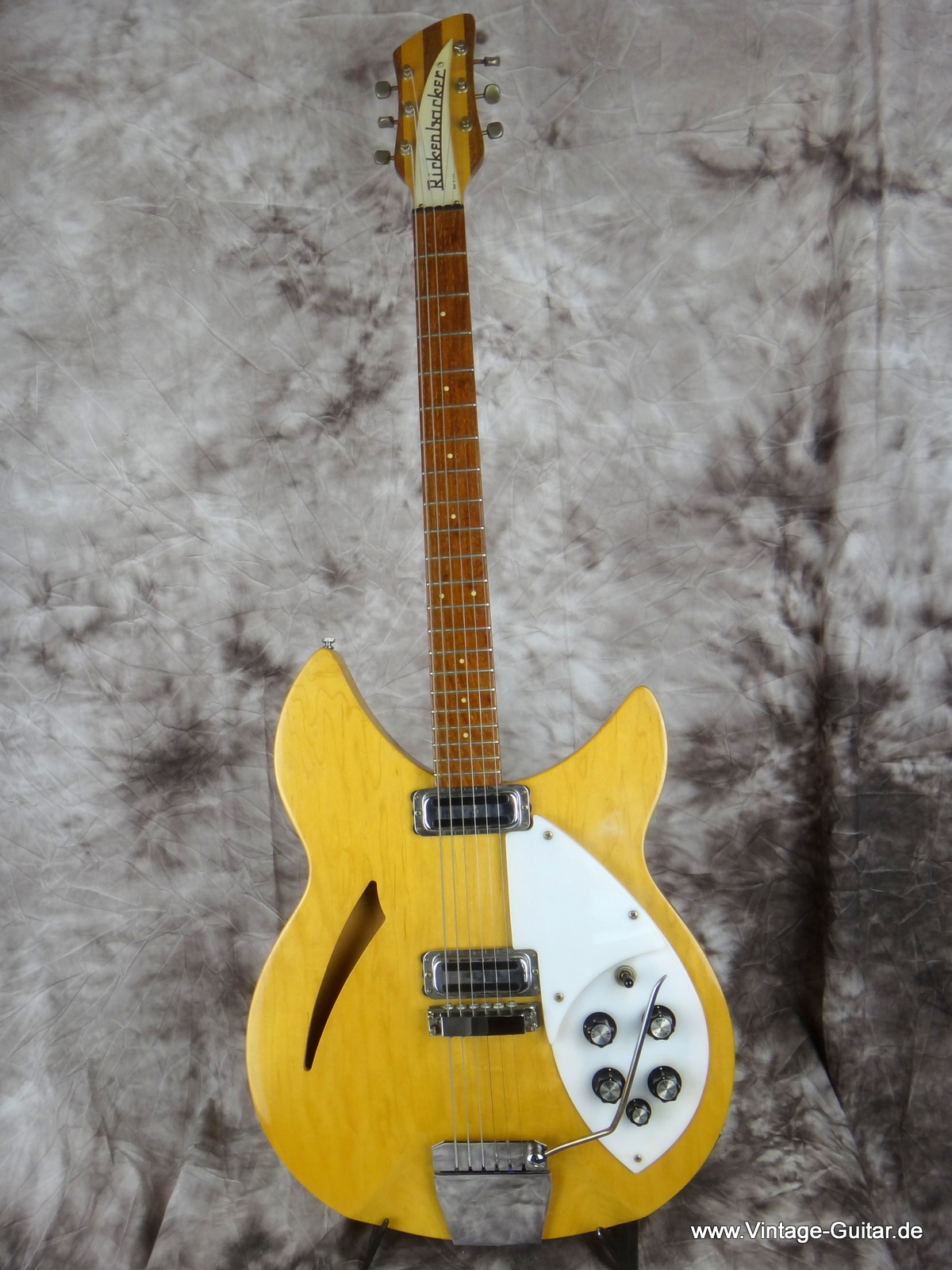 Rickenbacker-Model-335_natural-maple-glo-1967-001.JPG