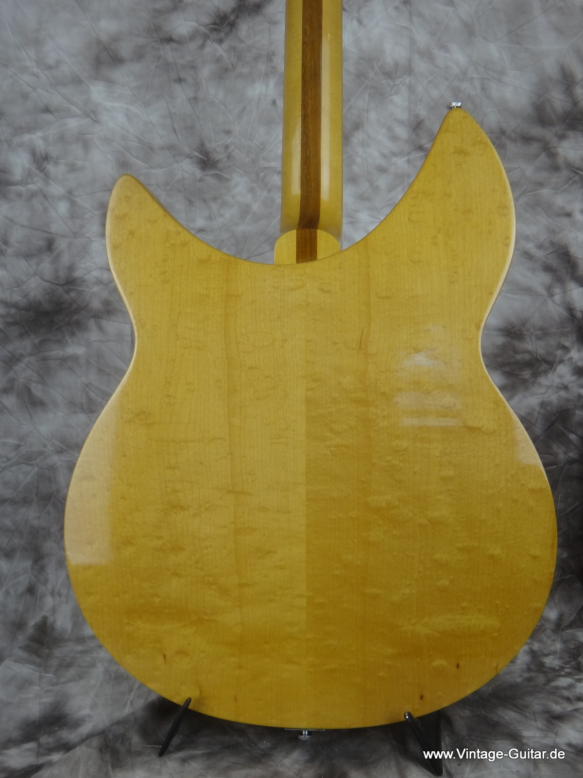 Rickenbacker-Model-335_natural-maple-glo-1967-006.JPG