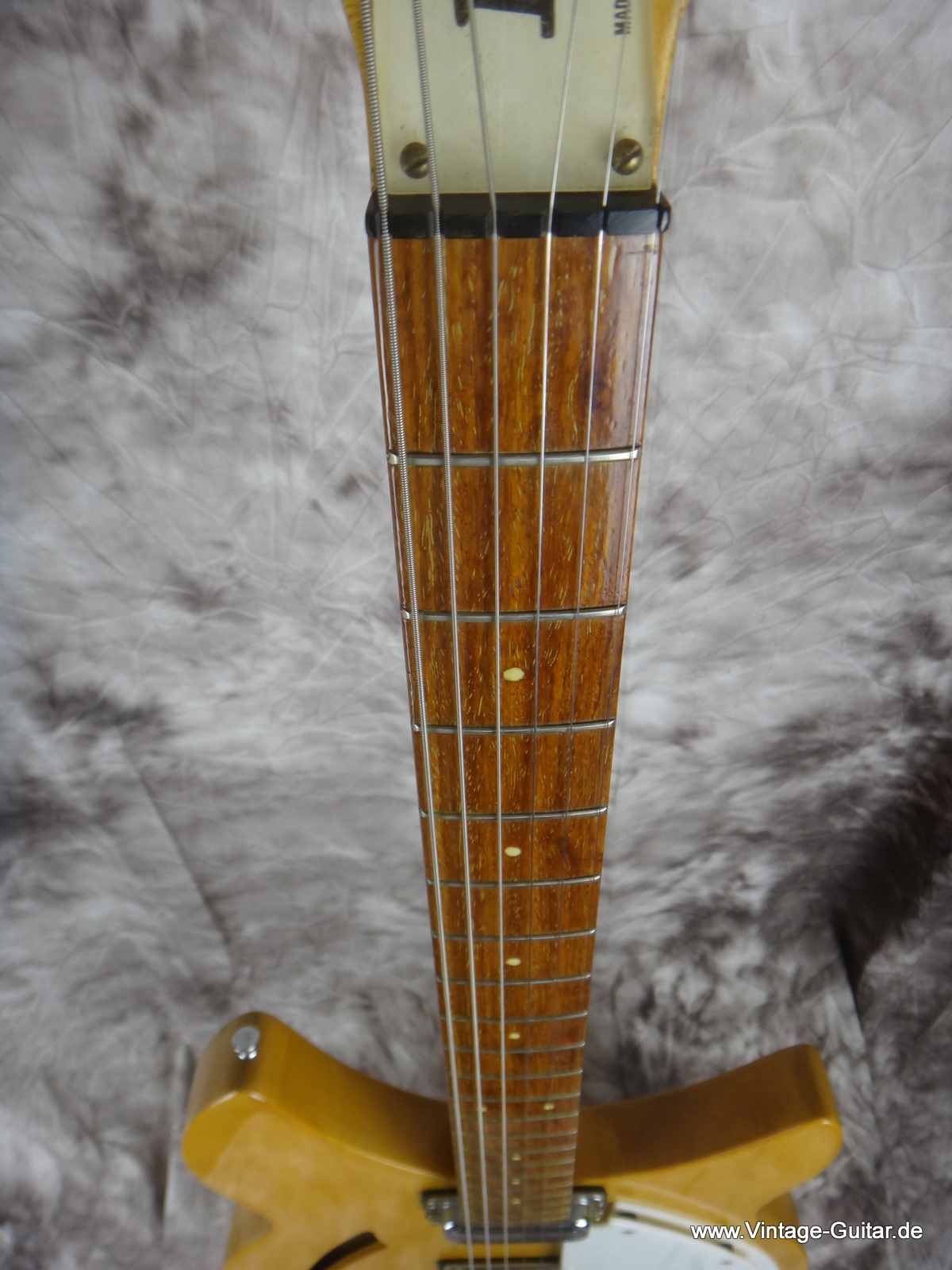 Rickenbacker-Model-335_natural-maple-glo-1967-011.JPG