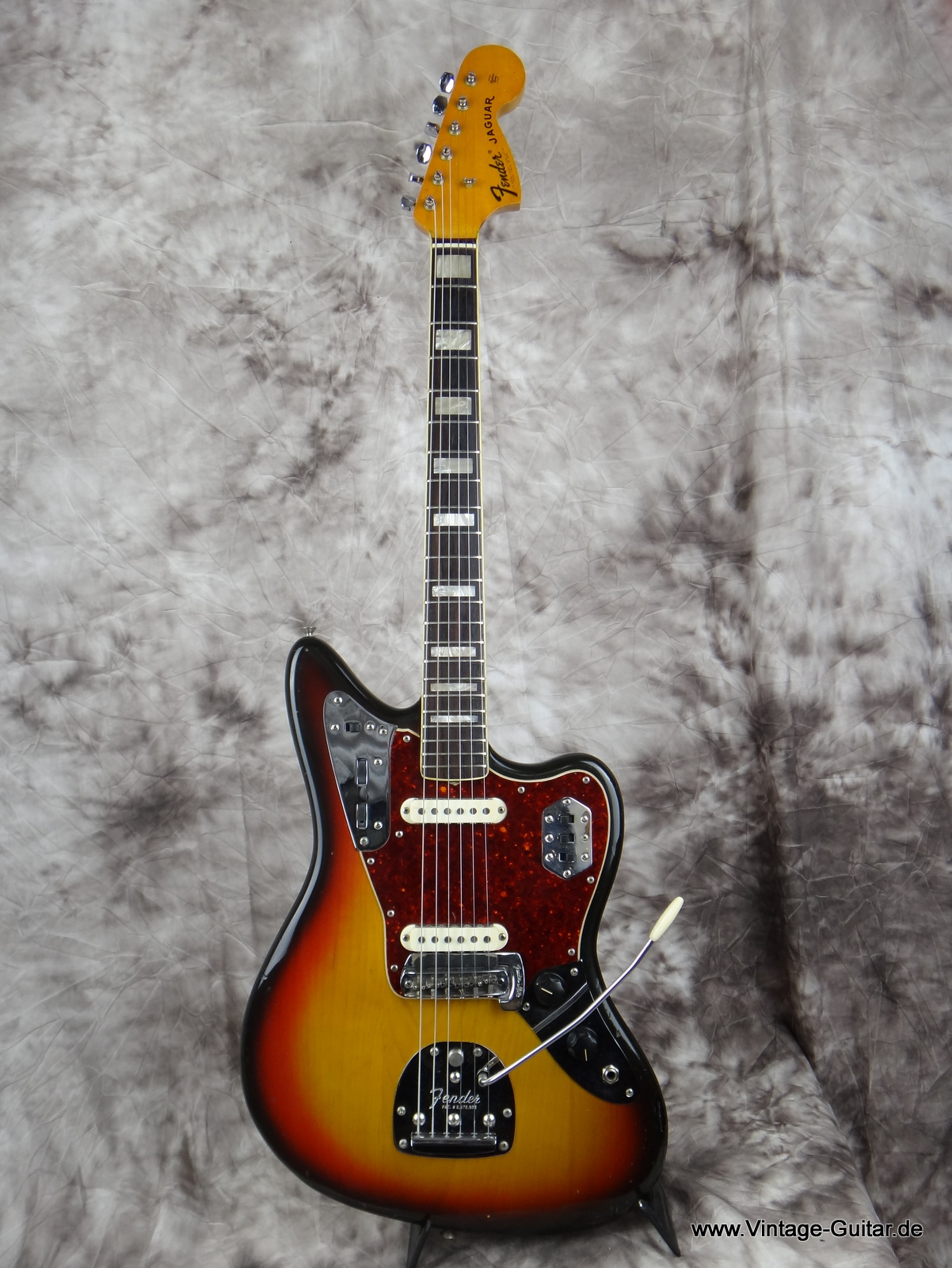 Fender_Jaguar-1973_sunburst-009.JPG