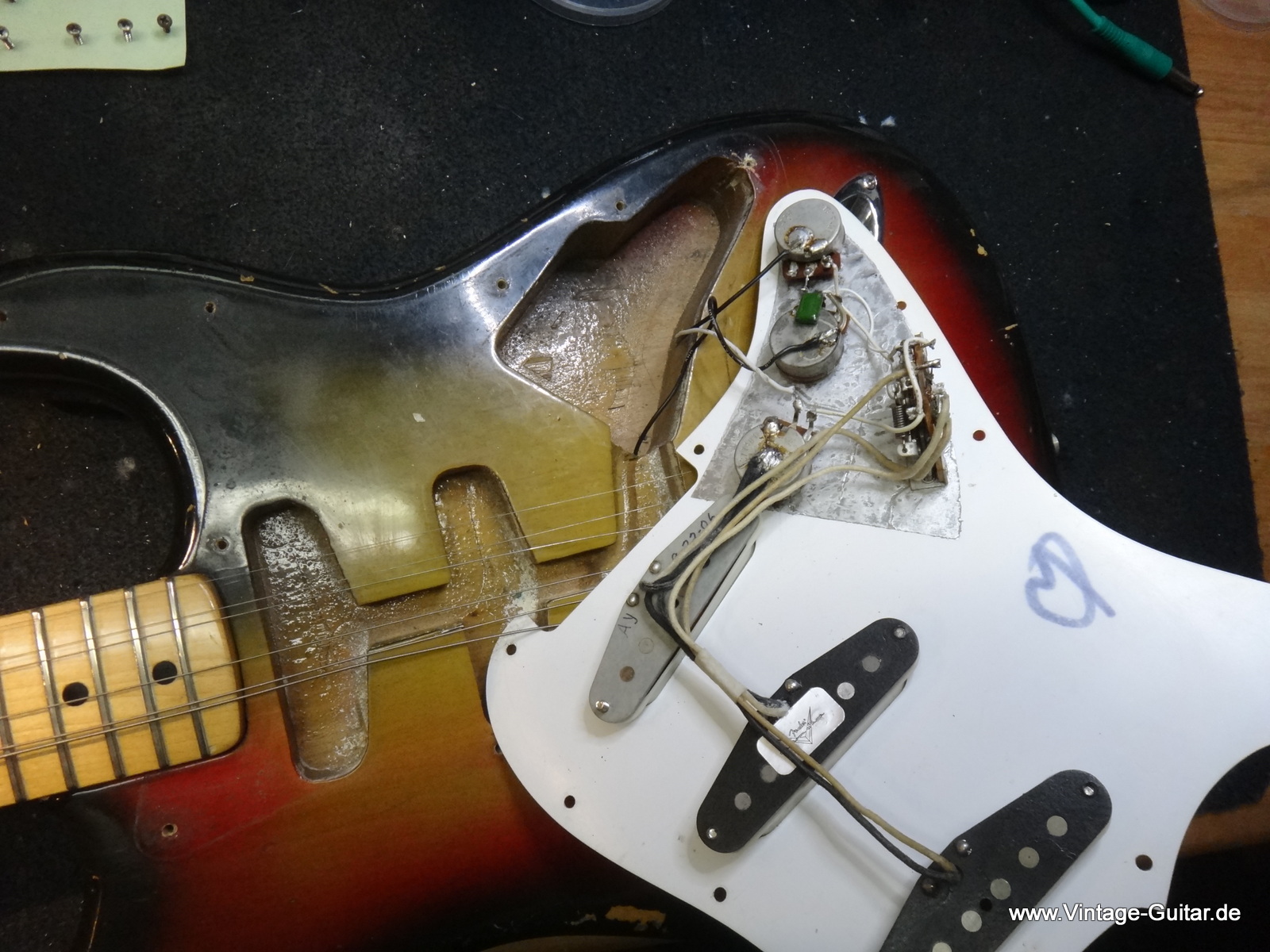 Fender_Stratocaster_1974-sunburst-017.JPG