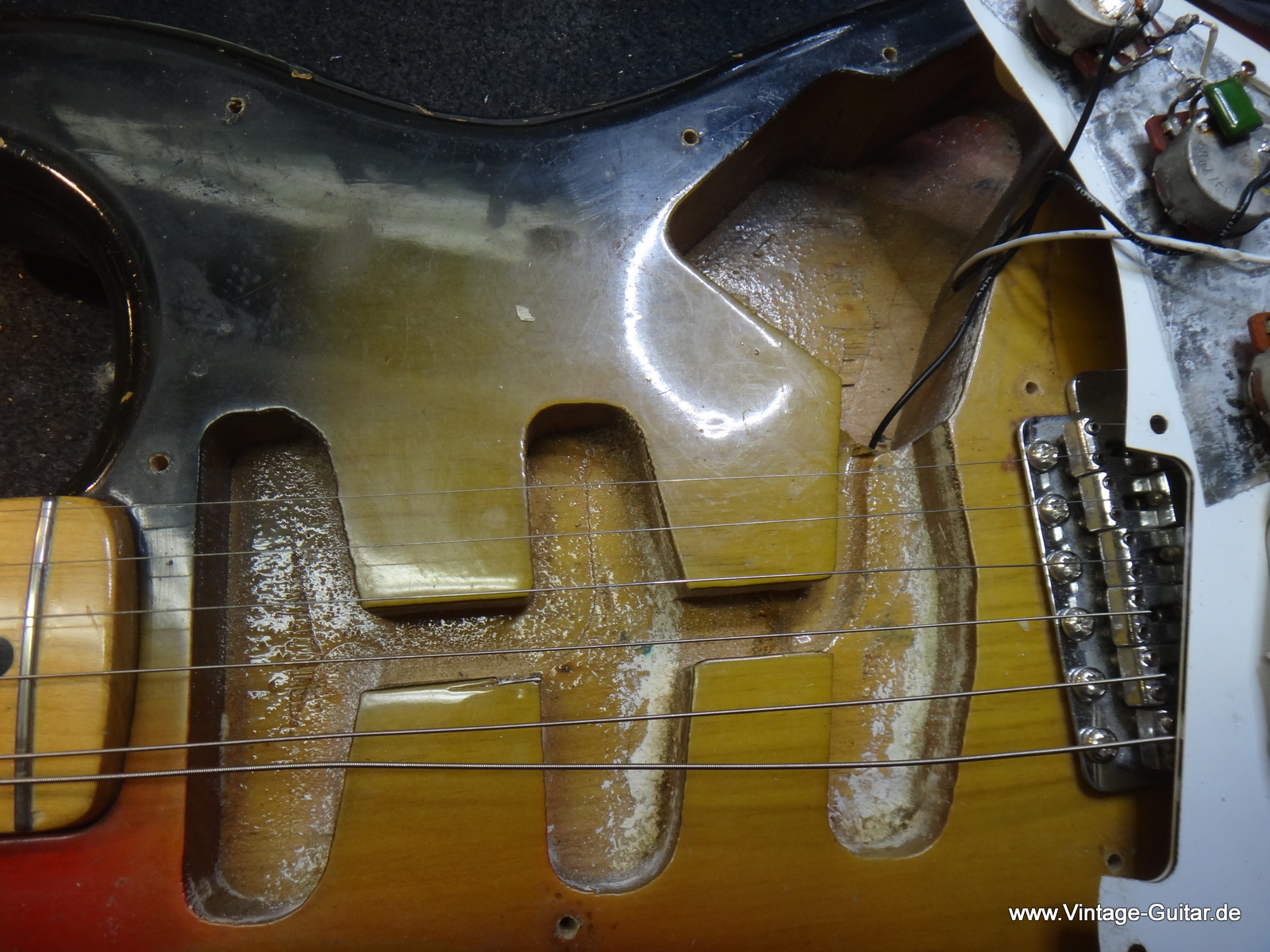 Fender_Stratocaster_1974-sunburst-022.JPG