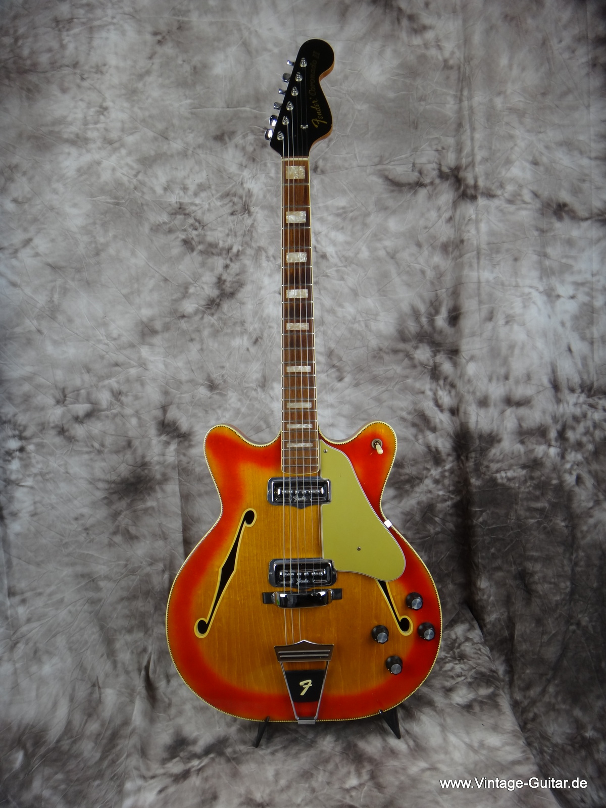 Fender_Coronado-II-cherry-burst-1966-001.JPG