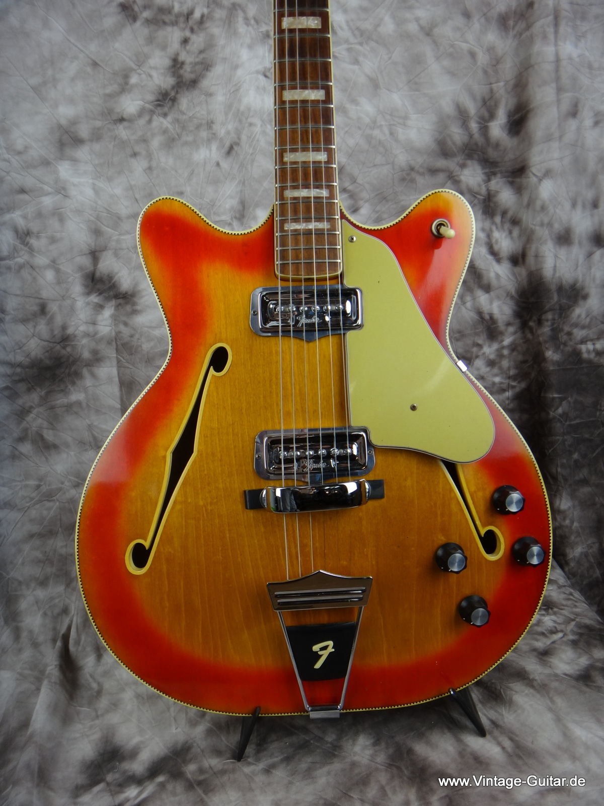 Fender_Coronado-II-cherry-burst-1966-002.JPG