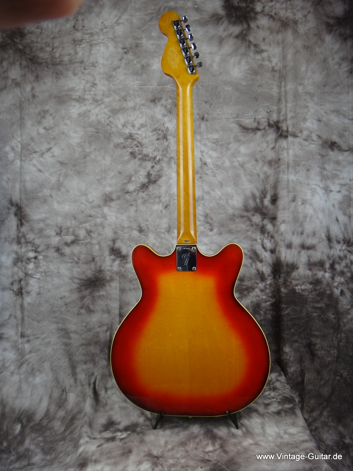Fender_Coronado-II-cherry-burst-1966-003.JPG