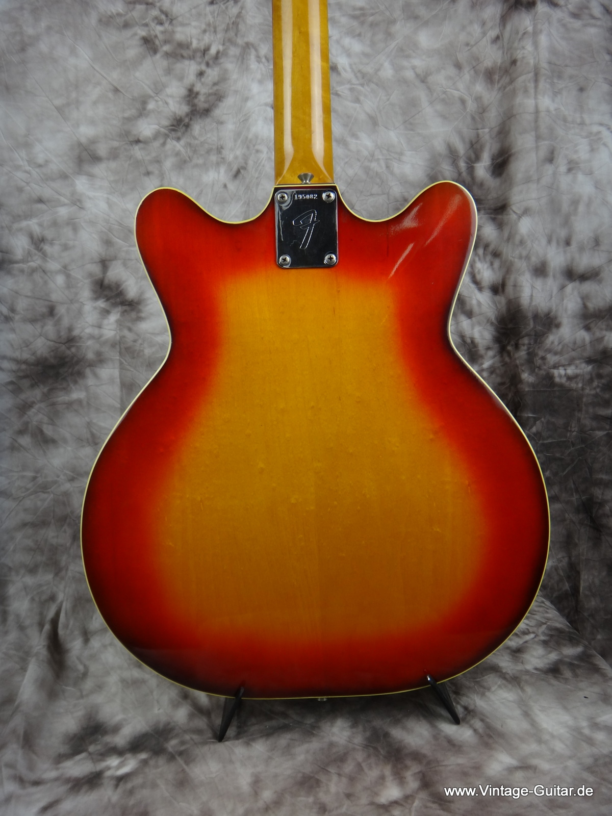 Fender_Coronado-II-cherry-burst-1966-004.JPG