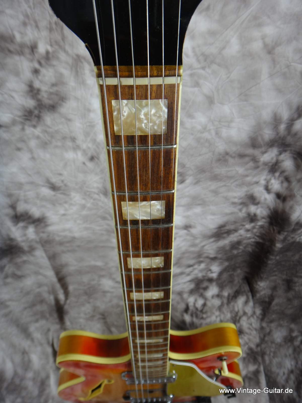 Fender_Coronado-II-cherry-burst-1966-006.JPG