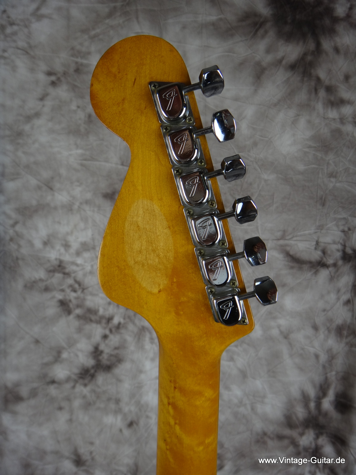 Fender_Coronado-II-cherry-burst-1966-007.JPG