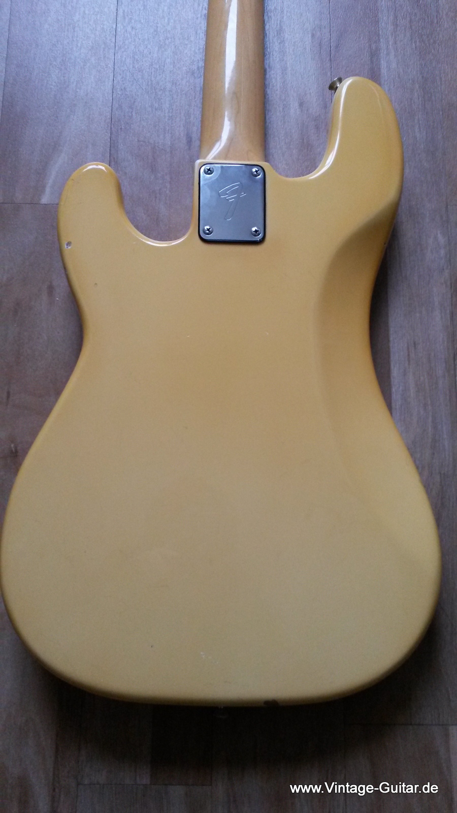 Fender-Precision-Bass_1979-olympic_white-004.jpg