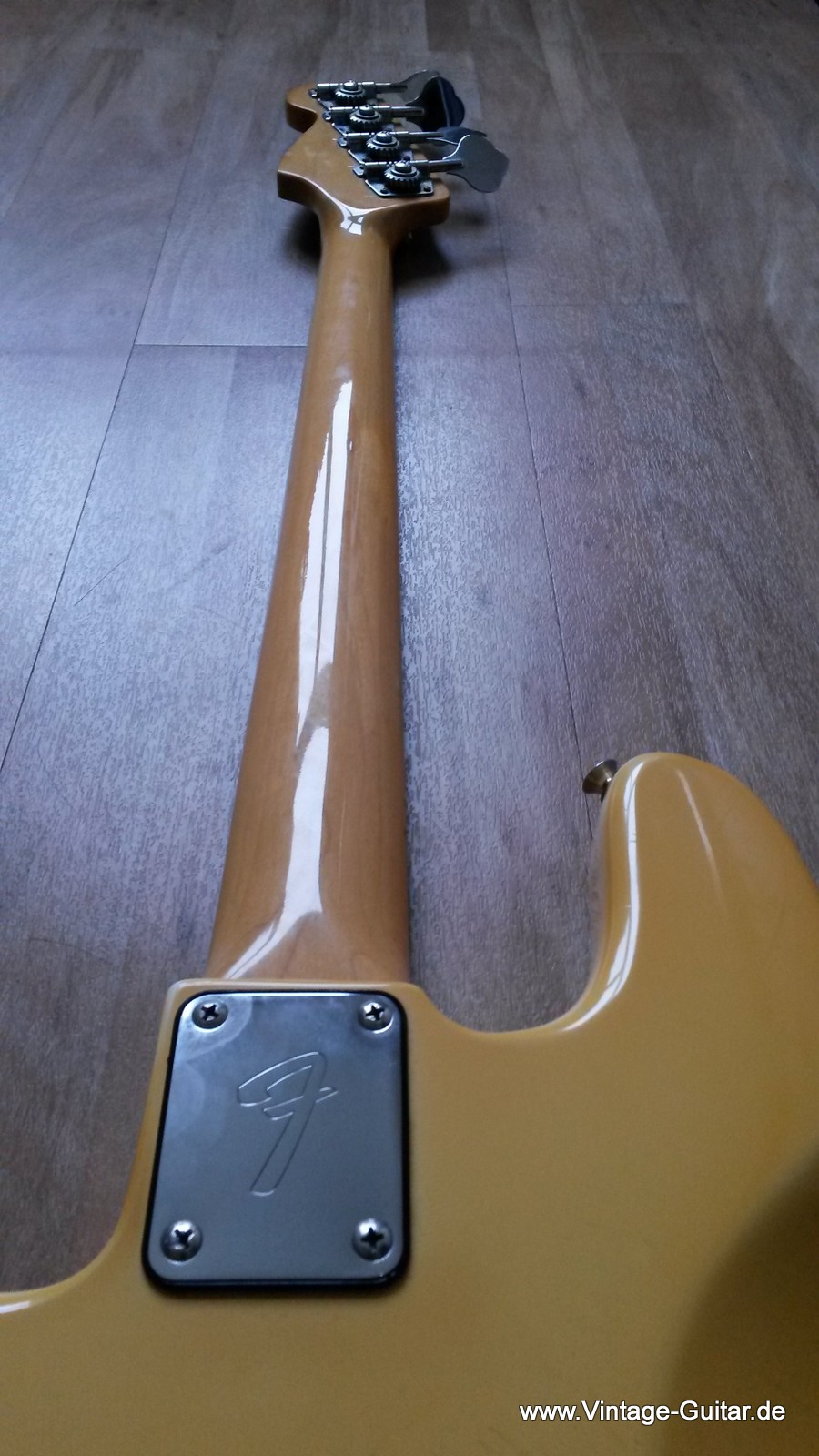 Fender-Precision-Bass_1979-olympic_white-010.jpg