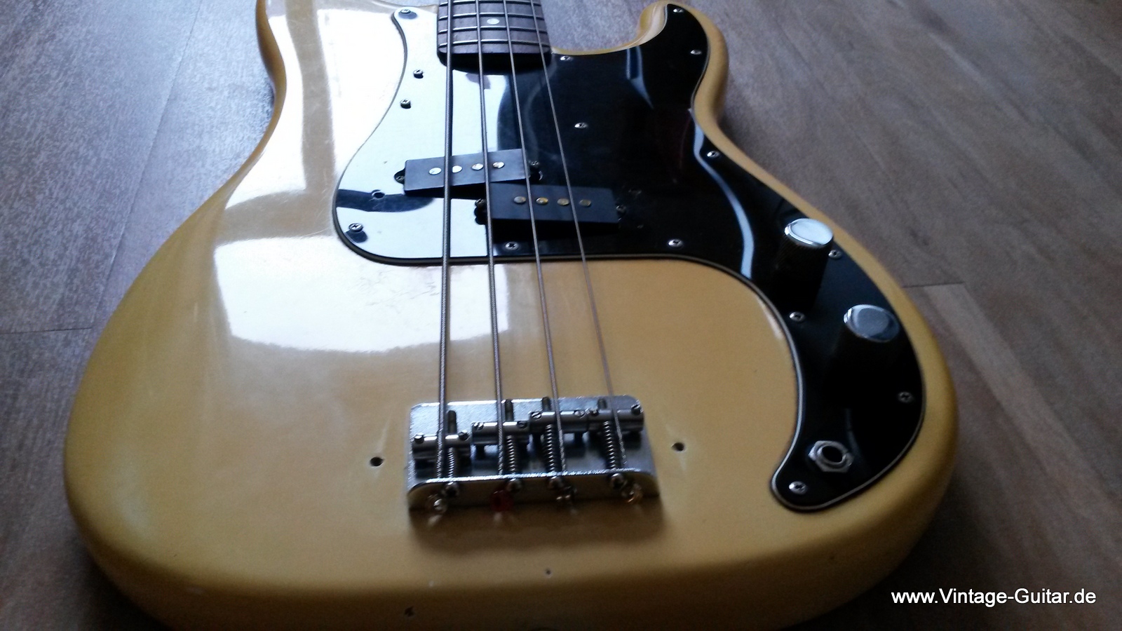 Fender-Precision-Bass_1979-olympic_white-011.jpg