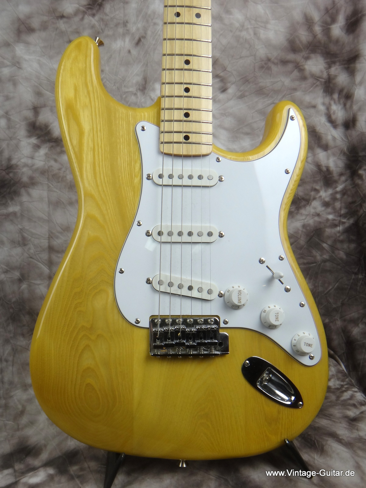 Fender_Stratocaster-70s-Reissue-Japan-natural-1992-002.JPG