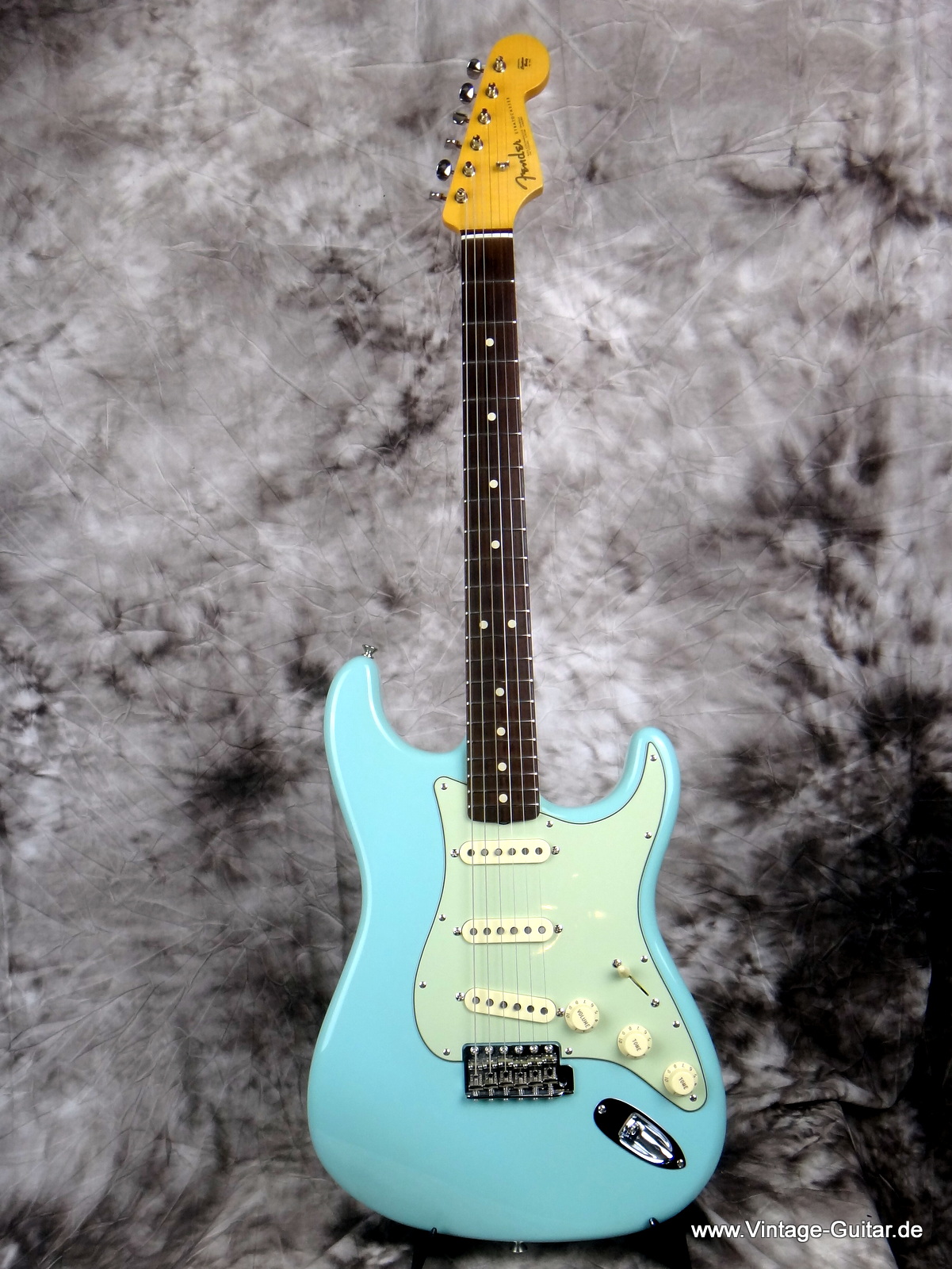 Fender-Stratocaster-1963-Reissue-sonic-blue-Custom-Shop-NOS-001.JPG