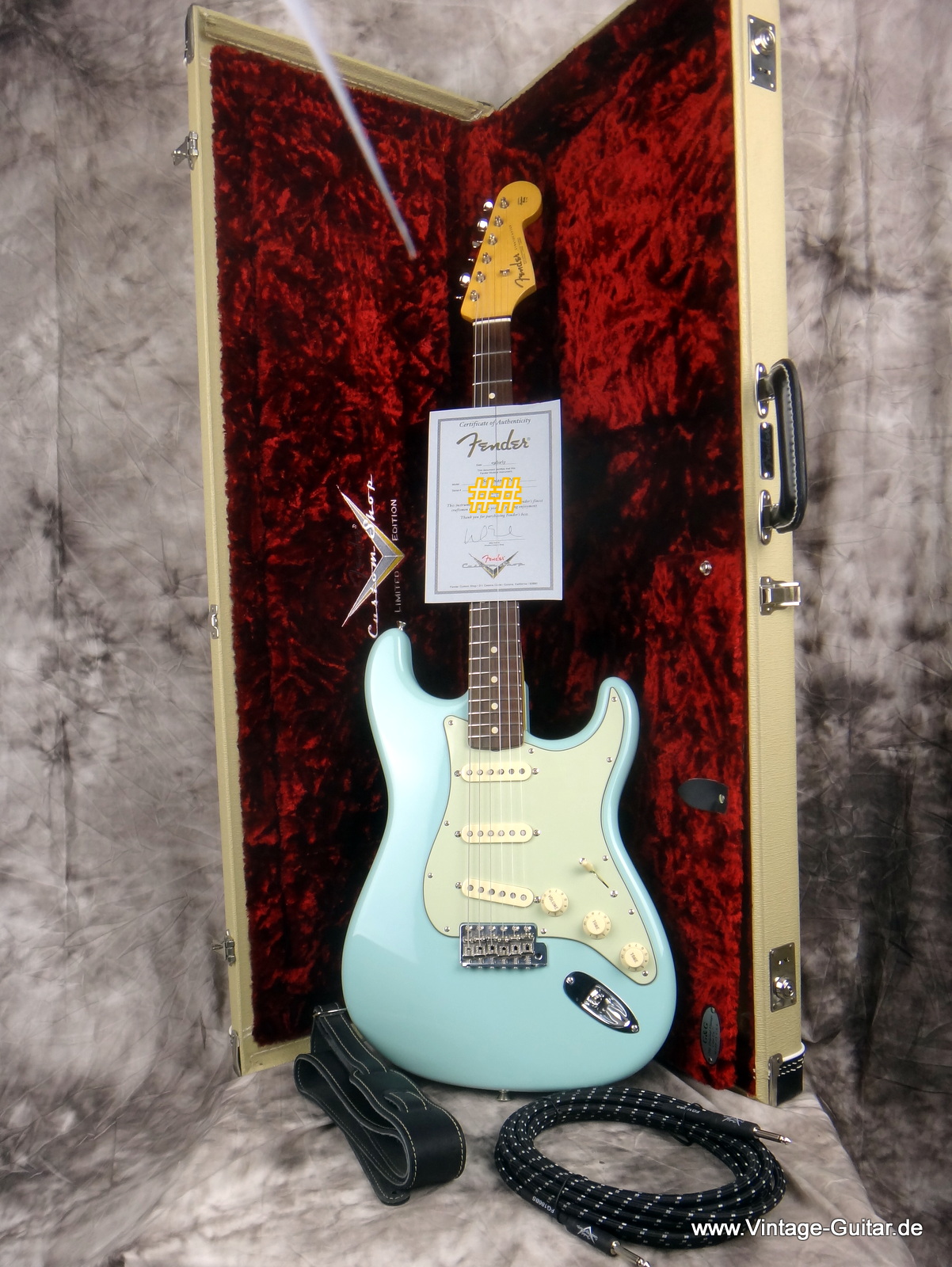 Fender-Stratocaster-1963-Reissue-sonic-blue-Custom-Shop-NOS-010.JPG